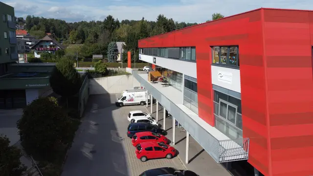 Die Gemeinde übersiedelt gleich in die Nachbarschaft in das Geschäftszentrum oberhalb des Lebensmittelhändlers Spar. | Foto: Erfolgsagentur