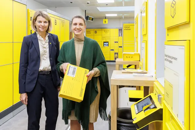 Bei der Eröffnung der neuen Postfiliale in Hietzing: Johanna Zinkl, Bezirksvorsteherin Hietzing (r.) gemeinsam mit Barbara Potisk-Eibensteiner, Finanzvorständin, Österreichische Post. | Foto: Österreichische Post AG