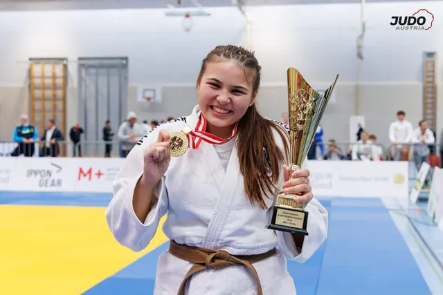 Michaela Höllwart freut sich über ihren ersten Staatsmeistertitel. | Foto: Sanjindo/Judo Austria