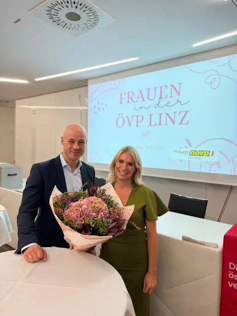 Vizebürgermeister Martin Hajart (ÖVP) gratuliert der Obfrau der Linzer ÖVP Frauen, Theresa Ganhör, zur Wiederwahl.  | Foto: VP Linz