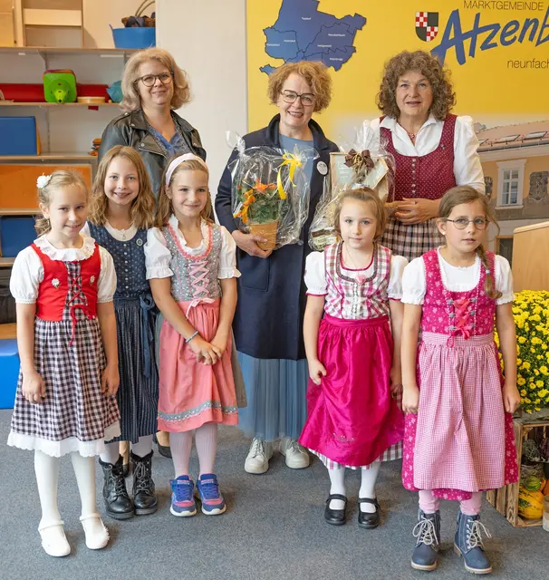 Geschäftsführende Gemeinderätin Carina Fößleitner, Familien-Landesrätin Christiane Teschl-Hofmeister und Bürgermeisterin Beate Jilch mit Leonie Firmkranz, Theresa Keiblinger, Sophie Lastonersky, Johanna Kögl, Valentina Rauch. | Foto: Richard Marschik