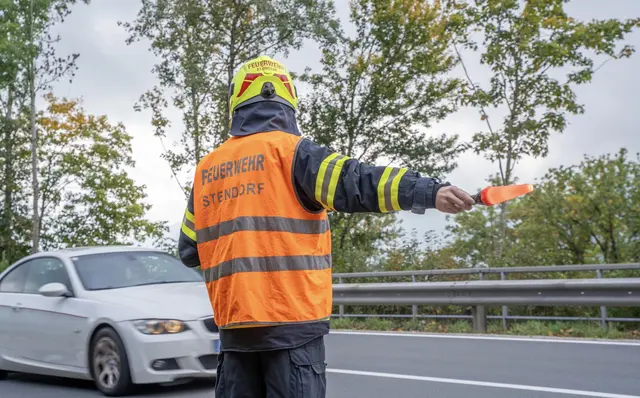 Die Teilnehmer:innen setzten das Erlernte auf behördlich freigegebenen Straßenabschnitten um.  | Foto: Lukas Lettner