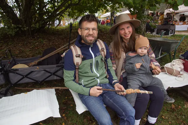 Dominik und Marlene Wuschko mit Tochter Heidi stärkten sich zwischendurch mit einem selbtsgebackenen Stöckerlbrot unter dem Haselnussstrauch. | Foto: Helmut Eder