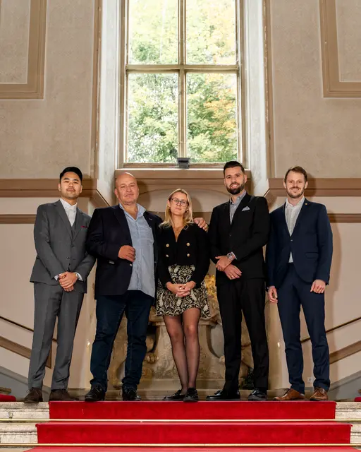v. l.:: Thomas Chang Jin, Eigentümer Jürgen Hesz mit Tochter Victoria, Philipp Grünbacher und Ferdinand Hutter-Germ.  | Foto: Stefan Okungbowa