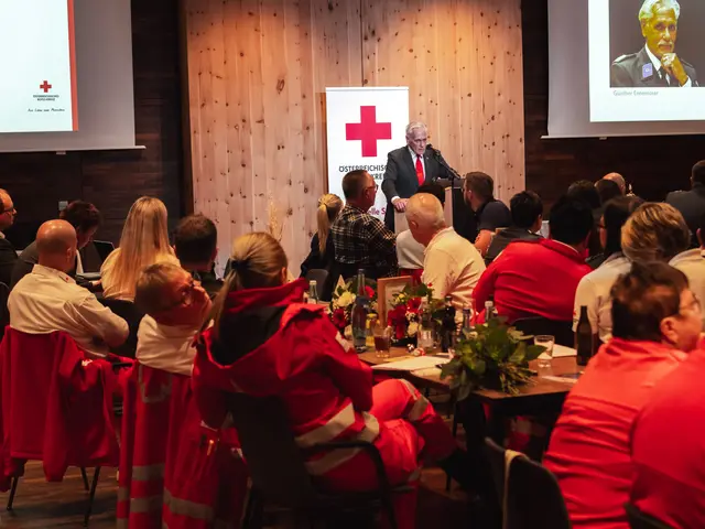 Präsident des Roten Kreuzes Tirol, Günther Ennemoser, richtete ebenfalls Worte an die Versammlung. Er sprach schwierige Zeiten an, den starken Zusammenhalt im Roten Kreuz und appelierte an alle, im Sinne des Roten Kreuzes weiterhin so engagiert zu bleiben.

 | Foto: Rotes Kreuz/Ringler