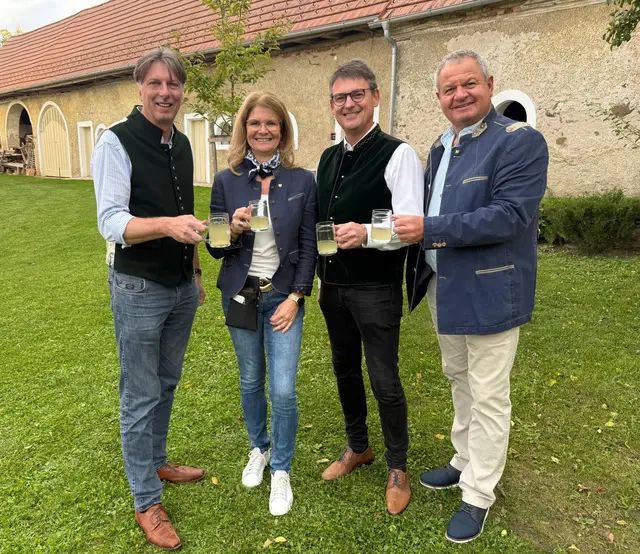 Bürgermeister Göd und Vizebürgermeisterin Mang konnten mit Abgeordneten Linsbauer und GSchweidl anstoßen. | Foto: VP Sigmundsherberg