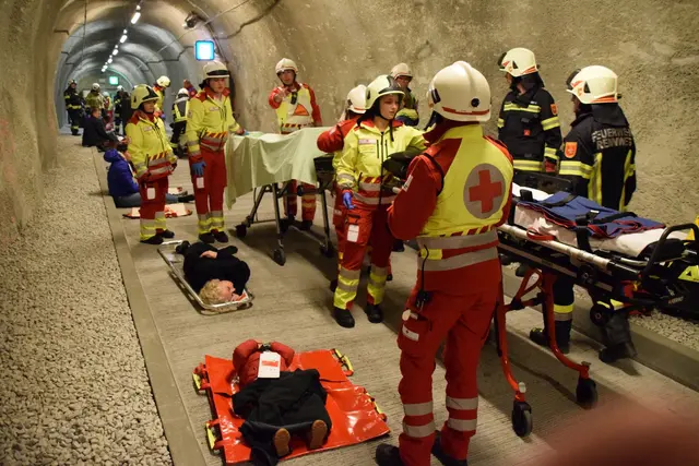 Ein Impression von der groß angelegten Einsatzübung am 11. Oktober 2025 im Katschbergtunnel, auf der A10 Tauernautobahn. | Foto: (c) Rotes Kreuz Salzburg