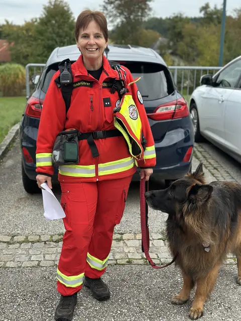 Menschen und Hunde der ÖRHB Oberösterreich stellten sich der mehrstündigen Überprüfung bei Tag und Nacht, um für die Personensuche tauglich zu sein. | Foto: ÖRHB LG OÖ