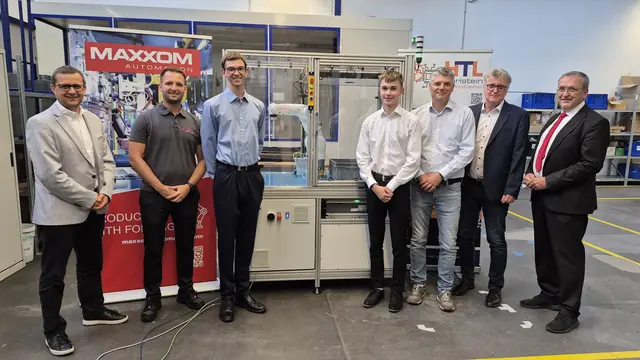 Matthias Kitzler (MAXXOM), Andreas Steininger (MAXXOM), Philip Strohmer, Tobias Stumvoll, Lehrer Mario Gerstorfer, Schulleiter Gerold Kornell und Walter Eichner (BECKHOFF) | Foto: Pollmann/Maxxom