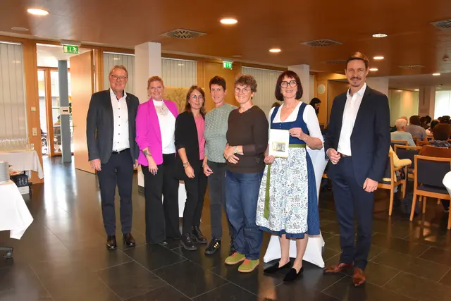 Bgm. Dr. Christian Margreiter, Yvonne Heumader, Gabi Ziller, Bettina Ebster, Barbara Kleissl, Christine Gruber (Pflegedienstleiterin), Georg Berger (Heimleiter) | Foto: Gregor Jenewein