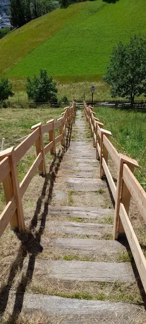 Die Stiege steht, ebenso wie das traditionsreiche Gasthaus (derzeit findet gerade ein Pächterwechsel statt) und der angeschlossene Schießstand, im Privateigentum der Schützengesellschaft Hötting.  | Foto: Bernd Stracke
