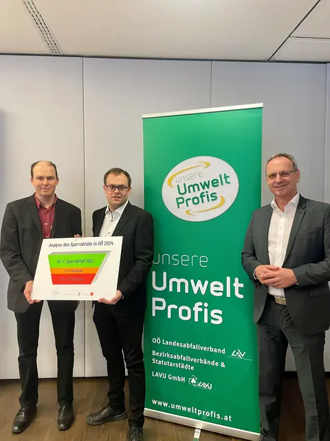 Im Bild (v. l.): Peter Beigl, Senior Scientist BOKU, Johannes Offenthaler, Projektkoordination OÖ. Landesabfallverband, Bgm. Roland Wohlmuth,
Vorsitzender OÖ. Landesabfallverband. | Foto: OÖ. Landesabfallverband