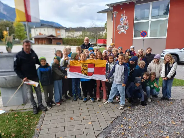 Nach dem Vortrag stärkten sich die Kinder bei einer Jause, bevor sie im Schulhof feierlich die Kärntner Fahne hissten. | Foto: Dorfgemeinschaft Latschach