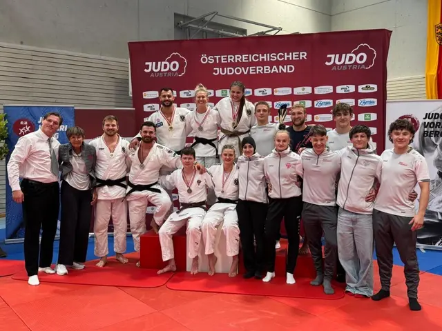 Das stolze Team des ESV Sanjindo mit der sportlichen Leiterin Marianne Niederdorfer (2.v.l.) und Trainer Paul Devos (links) | Foto: Sanjindo/Judo Austria
