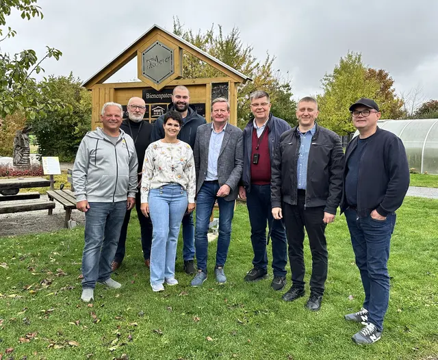 Alfred Stögerer, Astrid Kapeller, Landtagspräsident Gottfried Waldhäusl mit Vertretern der polnischen Imker | Foto: FPÖ