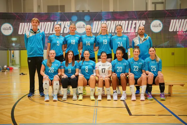 Hintere Reihe: Coach Erkan Togan, Anna Labanovska, Oleksandra Shkarupa, Lisa Weindl, Viktoria Graf, Katharina Sallaberger, Ercan Uslular.
Vodere Reihe: Melanie Gerhardt, Christina Riegler, Janine Vogl, Katharina Malcher,Angela Nnaji, Melanie Beltrame, Ljiljana Teofilovic. | Foto: UNIONvolleys