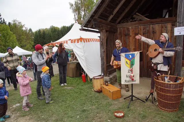 "Die feigen Knechte" begleiteten musikalisch durch den Markttag.  | Foto: Helmut Eder