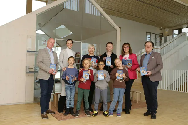 Die Autoren, die Verlagsleiterin und Vertreter des Rotary Club Oberwart-Hartberg bei der Verteilung der Bücher in der Volksschule Oberwart | Foto: Foto Lexi