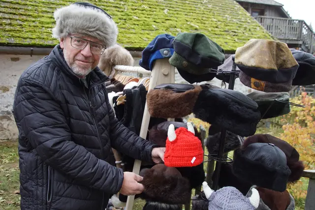 Christoph Höller aus Arnreit interessieret sich für Hauben.  | Foto: Helmut Eder