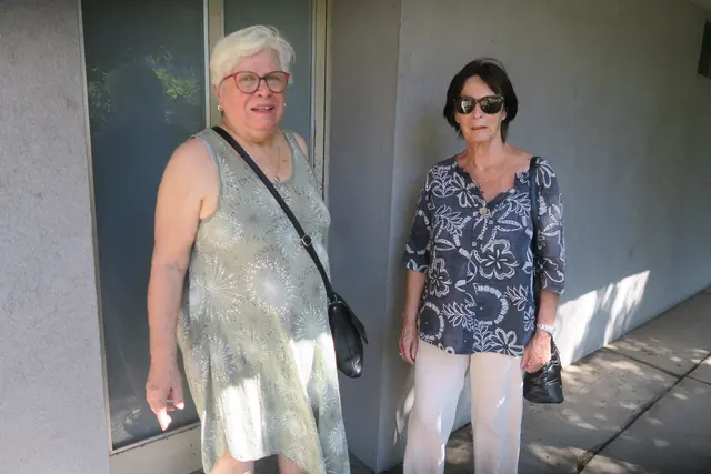 Gerhartl (l.) und Bender fühlen sich mit ihrem Wunsch nach einem Spritzschutz im Stich gelassen. | Foto: Patricia Hillinger/MeinBezirk