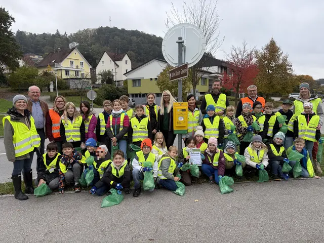 Die Volksschüler von Wernstein am Inn mit den Lehrkräften rechts und links (Paten des ZsamramsackSpenders), Bürgermeister Alois Stadler, Team Clean4tler OÖ mit Umweltstadträtin Bianca Scharnböck, Winroither Theresia, Obfrau Christina Gattermaier-Humer, Beirätin Margareta Untner, Beirat Thomas Schererbauer und Gemeindevorstand Karl Walch (Schirmherr).