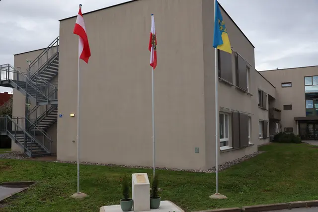 Österreichische, Wiener Neustädter und Niederösterreichische Fahne wurden zu Ehren von Maria Restituta gehisst und geweiht | Foto: Schauer