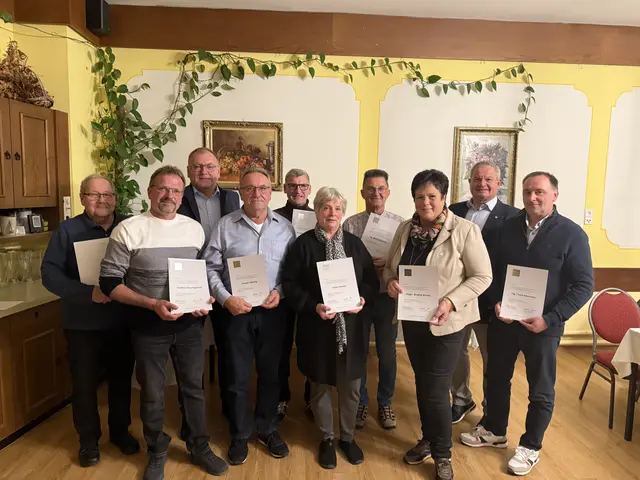 Viele „Ehrenzeichen der Volkspartei Niederösterreich“ in Silber überreichte GPO Bgm. Markus Reichenvater an verdiente Funktionäre und Mitglieder. BGF Herbert Gschweidl gratulierte. | Foto: Lara Gererstorfer