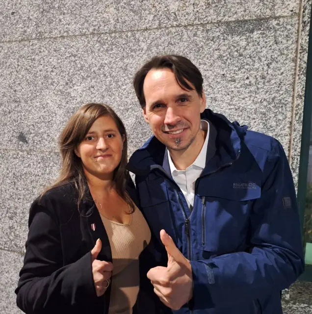 Auch Gemeinderätin Bettina Schartner ließ es sich nicht nehmen, mit "Corona-Verschwörungstheoretiker" Rutter zu posieren. | Foto: Privat