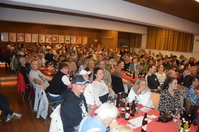 Ausverkauft - 230 Besucher am Premierentag im Gemeindesaal Niederndorf. | Foto: Schwaighofer