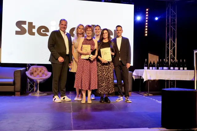 Langjährige Mitarbeiter der Firma Steinecker Moden mit Sitz in Randegg wurden in der Remise in Amstetten ausgezeichnet.
 | Foto: Steinecker Moden GmbH