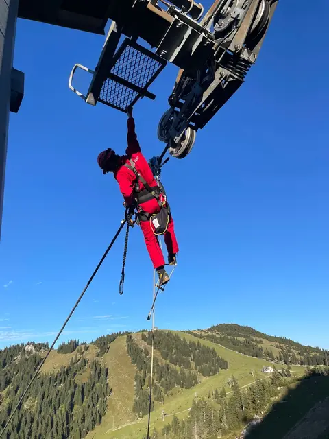 Die Kameraden der Bergrettung Göstling führten am Hochkar eine großangelegte Liftbergeübung durch. | Foto: Bergrettung Göstling an der Ybbs