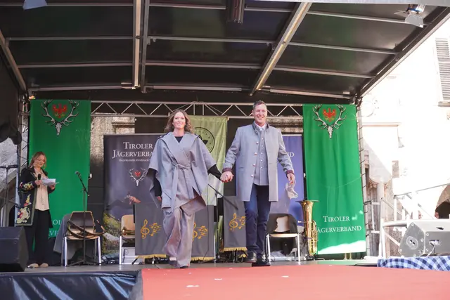 Bei der Modenschau waren Jägerinnen und Jäger die Models.  | Foto: AMG