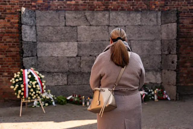 Finanzstadträtin Barbara Novak bei der Krankniederlegung vor der "Schwarzen Wand" in Auschwitz-Birkenau. | Foto: Mateusz Golomb/Okiem Sportowca
