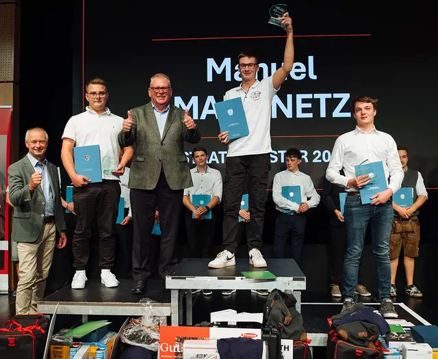 v. l.: Manfred Denk, Obmann Bundessparte Gewerbe und Handwerk, Jonas Ganser (2. Platz), Bundesinnungsmeister-Stv. Manfred Kubik, Manuel Martinetz (1. Platz), Pius Faißt (3. Platz) | Foto: BIM Fahrzeugtechnik