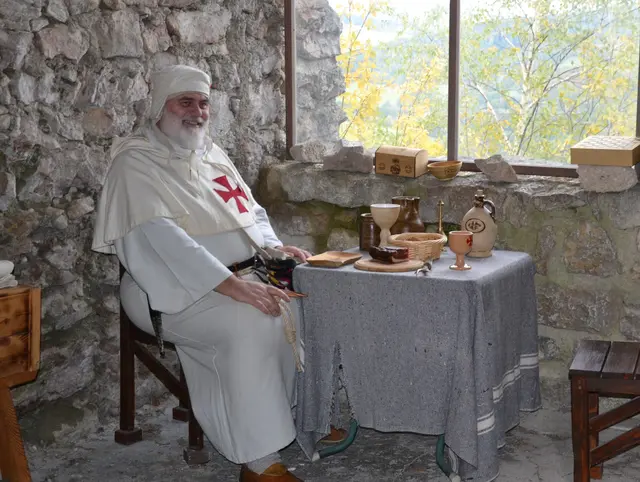 Großmeister der Tempelritter Gerold residiert stilecht in der Kapelle der Araburg. | Foto: Alexander Fritsch