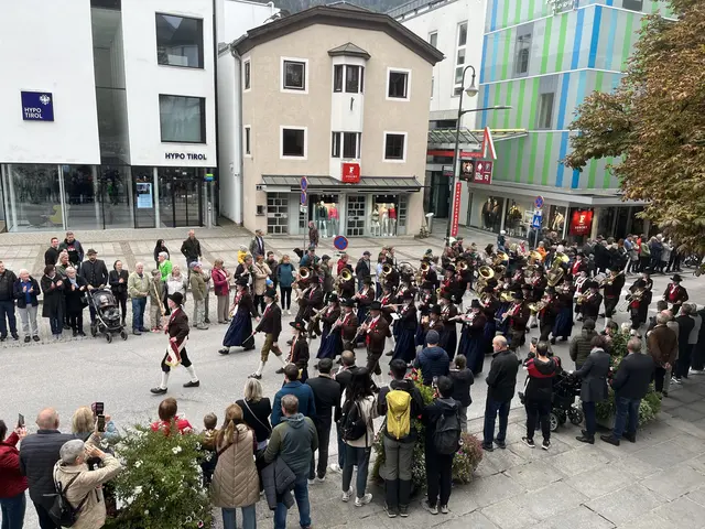 Über 30 Festwägen und mehrere Musikkapellen zogen durch die Stadt Kufstein. | Foto: Barbara Fluckinger