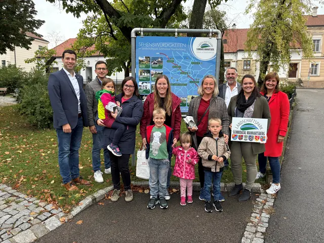 Bürgermeister Florian Hinteregger, Bürgermeister Stefan Schröter, Petra Stefan mit Tochter Magdalena, Regina Kadlcik mit Sohn Raphael und Tochter Isabella, Joanna Pohorsky mit Sohn Tobias, Geschäftsführer der Amethystwelt Maissau Gerhard Stark, Vizebürgermeisterin Michaela Gilli-Brickl  | Foto: Landschaftspark Schmidatal-Manhartsberg