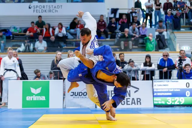 Thomas Scharfetter (weiß) auf dem Weg zu Gold. | Foto: Sanjindo/Judo Austria