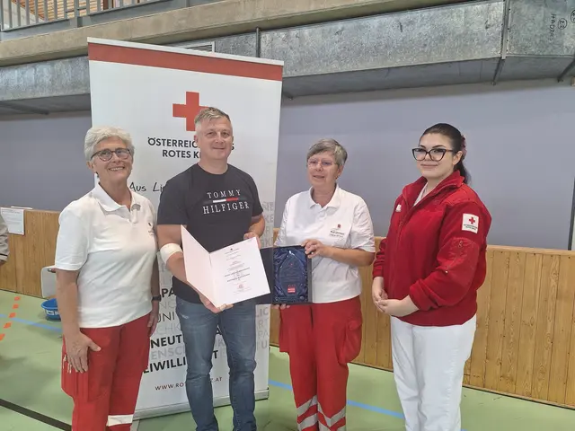 Andreas Zöch wurde für seine 175. Blutspende geehrt. | Foto: Rotes Kreuz