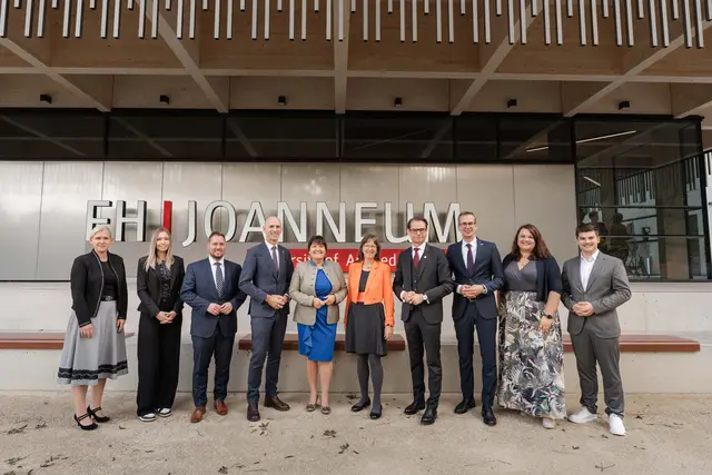 Eva Mircic, Michelle Heizer (Studierende), Marco Triller, Willibald Ehrenhöfer, Manuela Khom, Corinna Engelhardt-Nowitzki, Matthäus Bachernegg, Martin Payer, Christina Kandutsch und Kevin Hatzl (Studierender). | Foto: FH Joanneum/Fabian Hasler