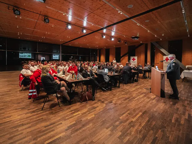 Bezirksstellenleiter Hans-Peter Thaler präsentierte die Bilanz aus dem Jahr 2024 und führte durch den Abend.

 | Foto: Rotes Kreuz/Ringler