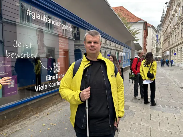 Tim Peters bewegt sich täglich selbstständig durch die Stadt, meist mit den Öffis. Die Graz Linien seien für Menschen mit einer Seheinschränkung gut aufgestellt.  | Foto: MeinBezirk/Antonia Unterholzer