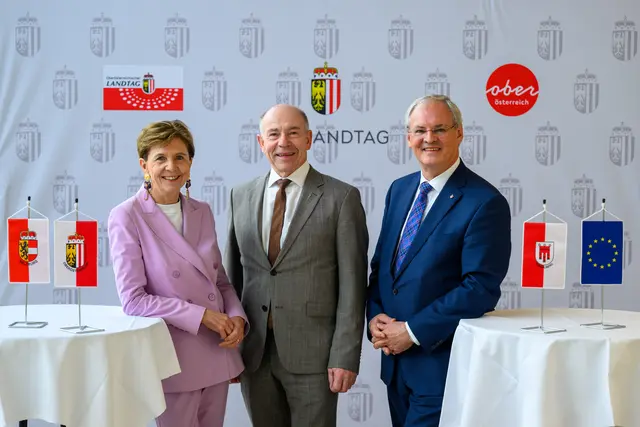 Landtagspräsidentin von Salzburg Brigitta Pallauf, Landtagspräsident von Oberösterreich Max Hiegelsberger und Landtagspräsident von Vorarlberg, Harald Sonderegger präsentieren die Ergebnisse der Konferenz der Landtagspräsidentinnen und -präsidenten. | Foto: Werner Kerschbaummayr