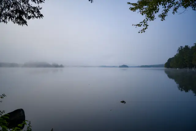 Wenn Nebel über den See zieht, kann es unheimlich werden. | Foto: unsplash