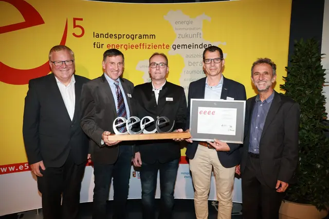 Energie-Gemeindetag 2025 in der Bachschmiede in Wals-Siezenheim. Vier „e“ für Thomatal, im Bild v. li.: LAbg. Simon Wallner, Thomatals Alt-Bürgermeister Valentin König, Thomatals Amtsleiter Roland Gappmaier, Thomatals Vizebürgermeister Sebastian Moser und Helmut Strasser (SIR). | Foto: SIR/Franz Neumayr