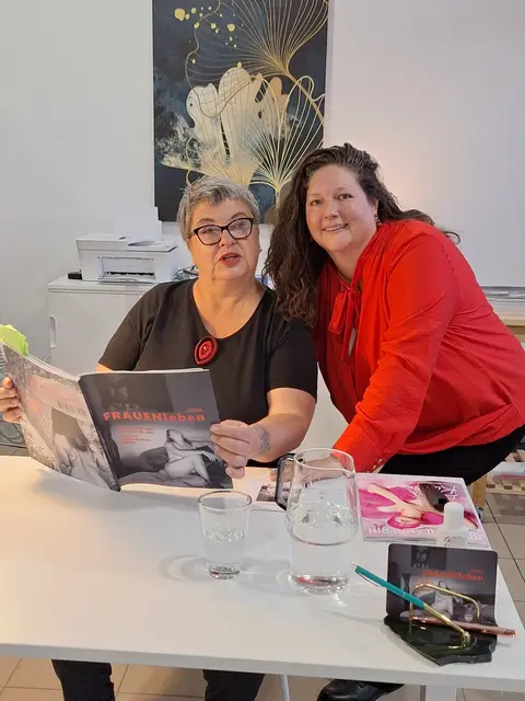 Sonja Schiff links mit ihrem Buch FRAUENleben und Marina Moyses rechts  | Foto: Marina Moyses 