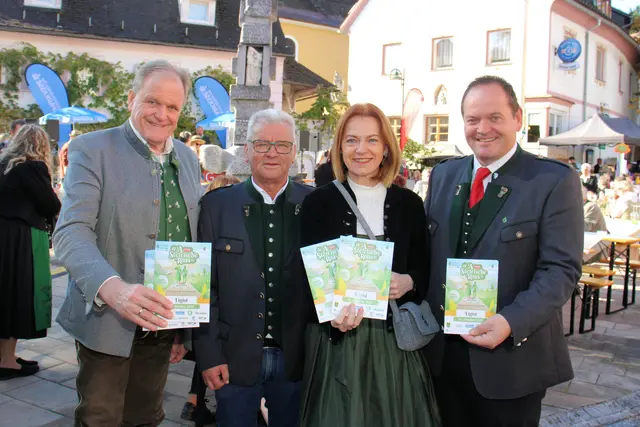 Die Bürgermeister Erwin Dirnberger, Peter Fließer und Roman Neumann mit Landesrätin Simone Schmiedtbauer | Foto: Cescutti