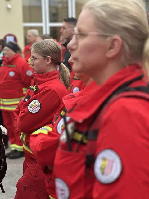 Menschen und Hunde der ÖRHB Oberösterreich stellten sich der mehrstündigen Überprüfung bei Tag und Nacht, um für die Personensuche tauglich zu sein. | Foto: ÖRHB LG OÖ