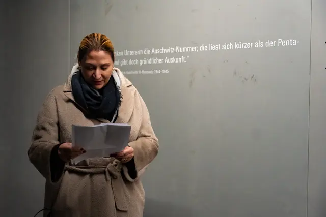 Wiens Stadträtin Barbara Novak im Österreich-Haus, wo sie mit einem Gedicht von Käthe Leichter an die Opfer erinnert. | Foto: Mateusz Golomb/Okiem Sportowca