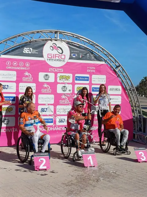Christoph Stadlbauer (Mitte) holte sich beim Handbike Giro d’Italia den Sieg.  | Foto: Stadlbauer
